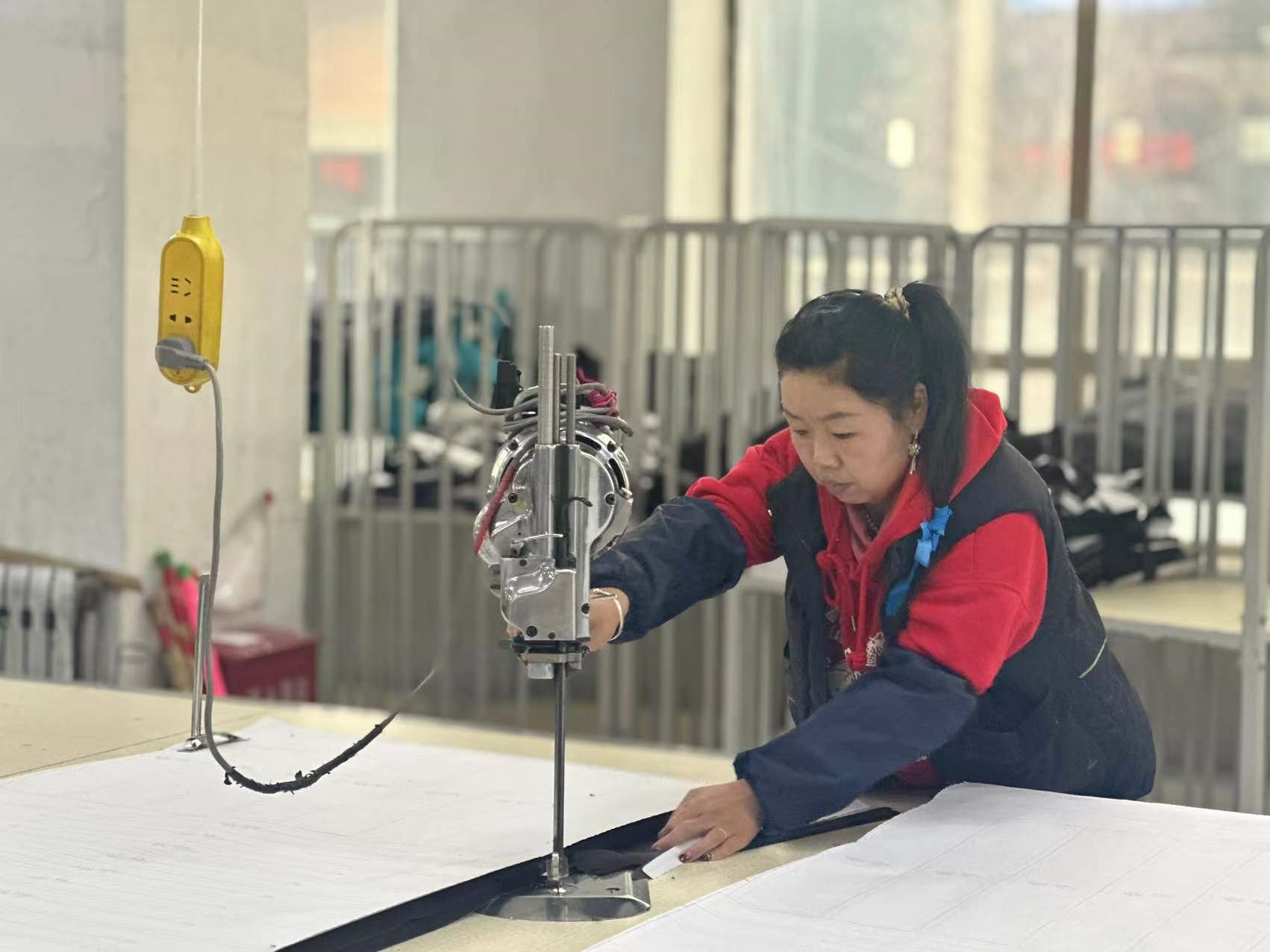 工人正在車間工作。人民網(wǎng)記者 宋子節(jié)攝